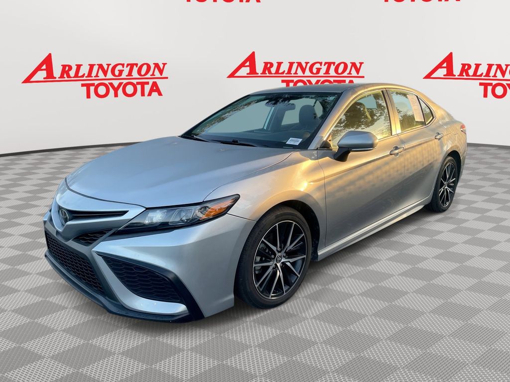 2023 Toyota Camry SE's photo