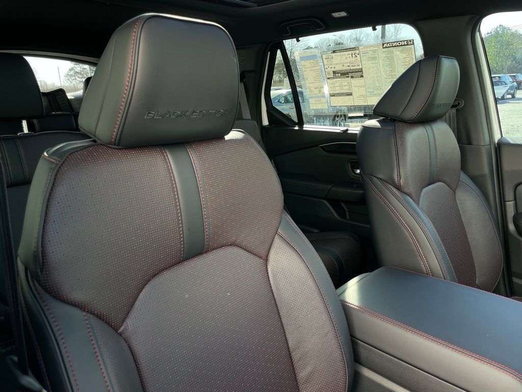 2025 Honda Pilot Black Edition 32