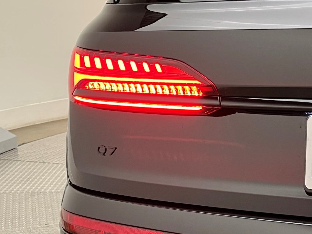 Thumbnail: 2026 Audi Q7 - 9