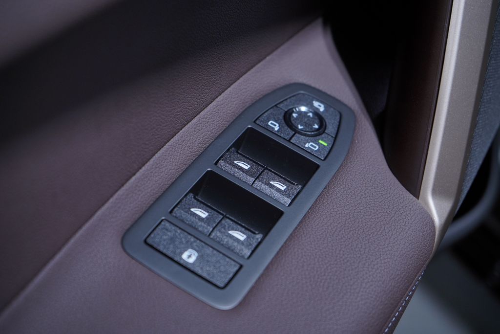 Thumbnail: 2026 BMW iX - 13