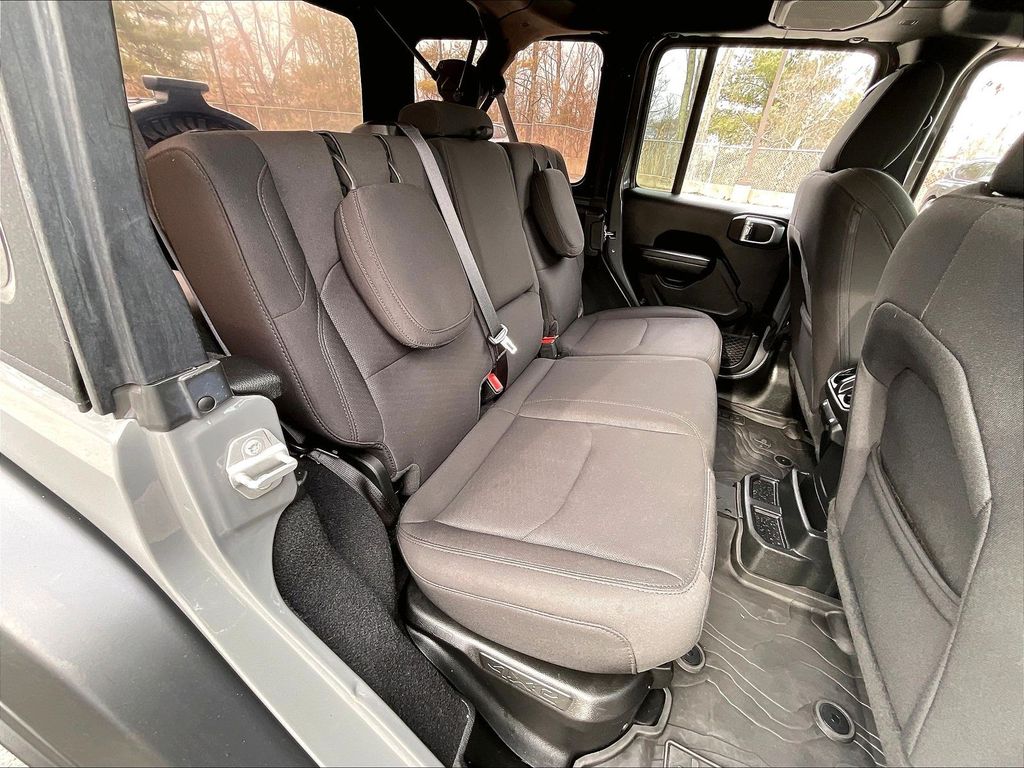2023 Jeep Wrangler — photo 16