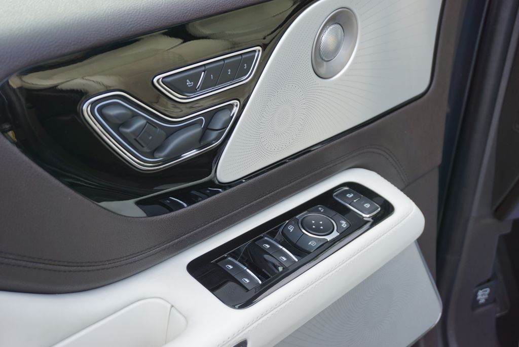 Thumbnail: 2021 Lincoln Aviator - 23