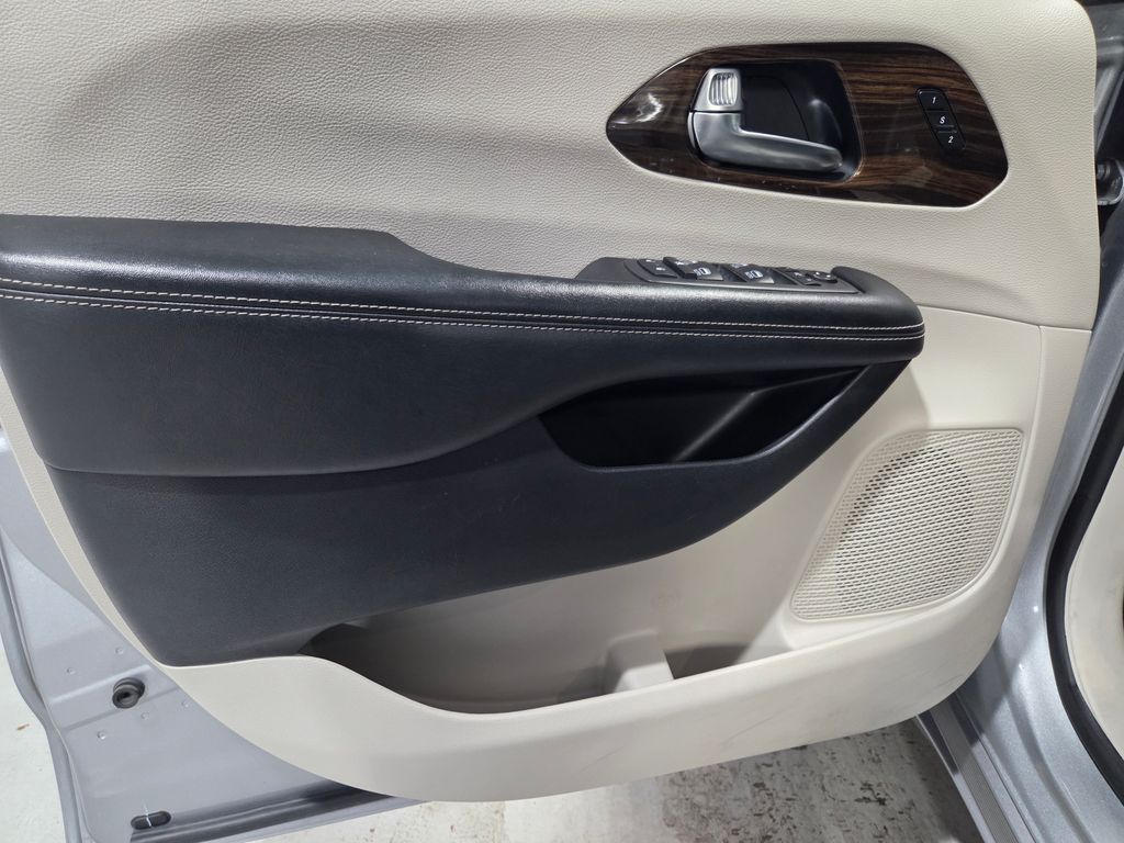 2021 Chrysler Pacifica Limited photo