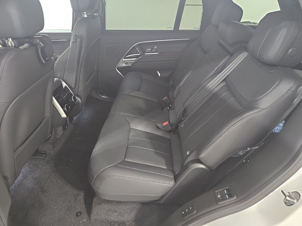New 2026 White Land Rover P400 SE LWB 7 SEAT image 21