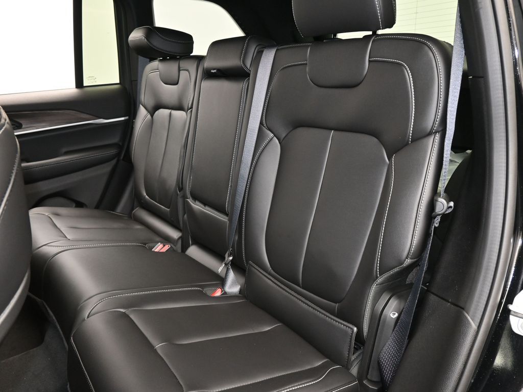 New 2026 Diamond Black Crystal Pearlcoat Jeep Limited image 28