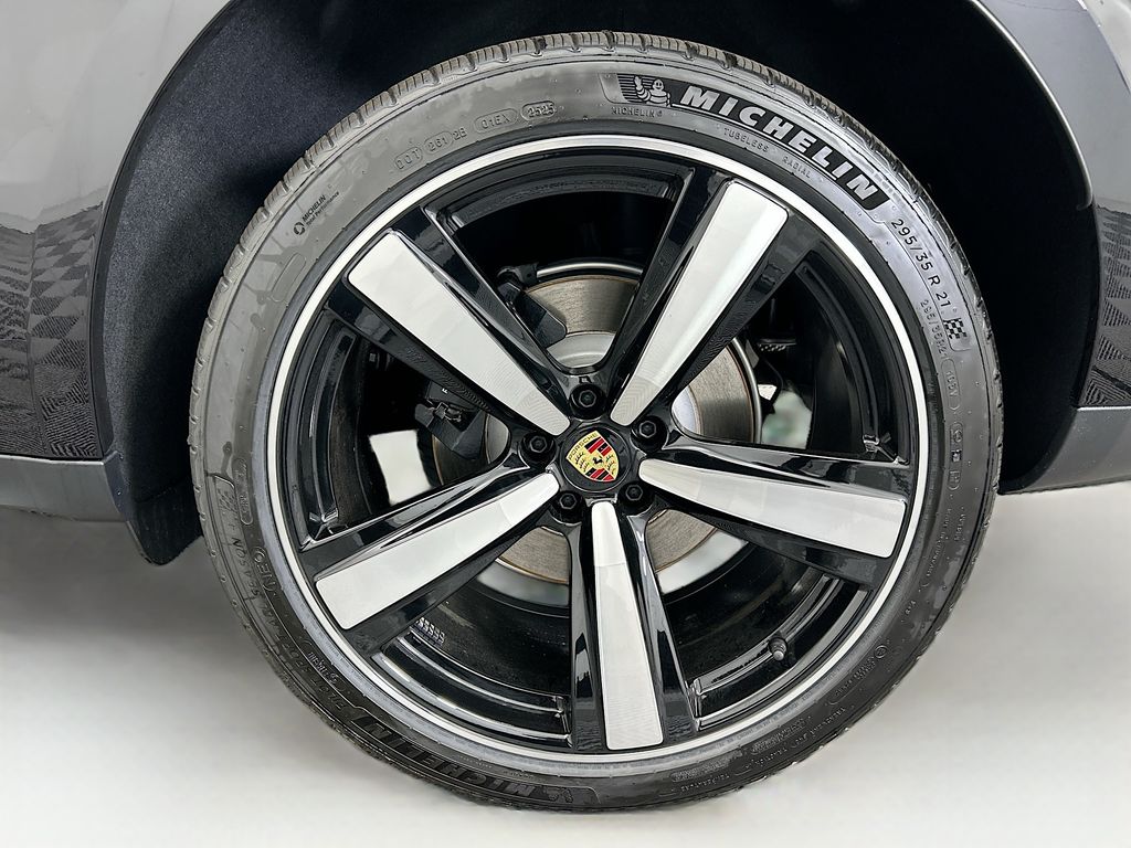 Thumbnail: 2026 Porsche Macan - 32