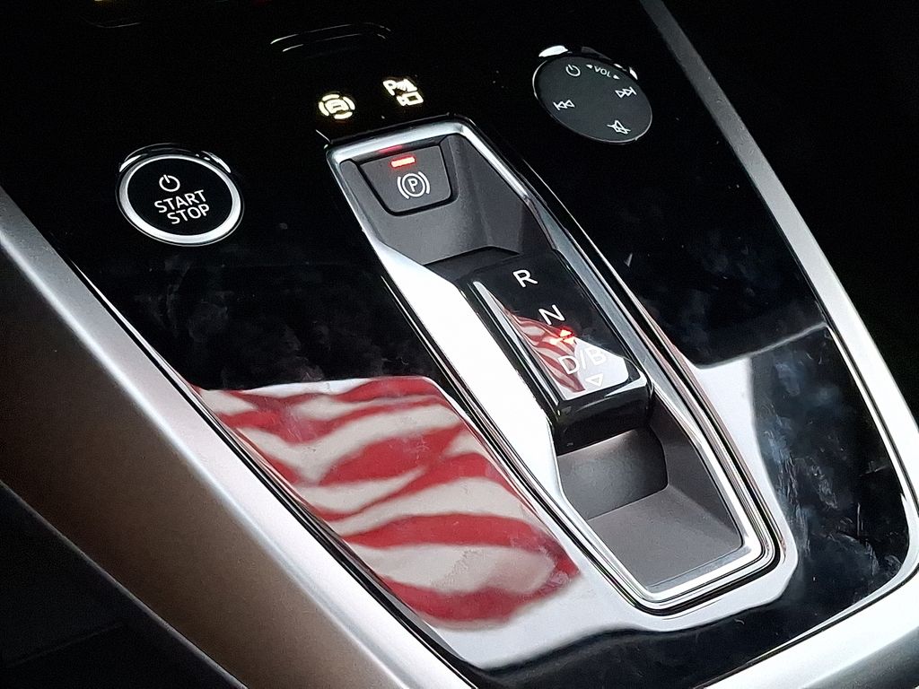 Thumbnail: 2025 Audi Q4 e-tron - 10
