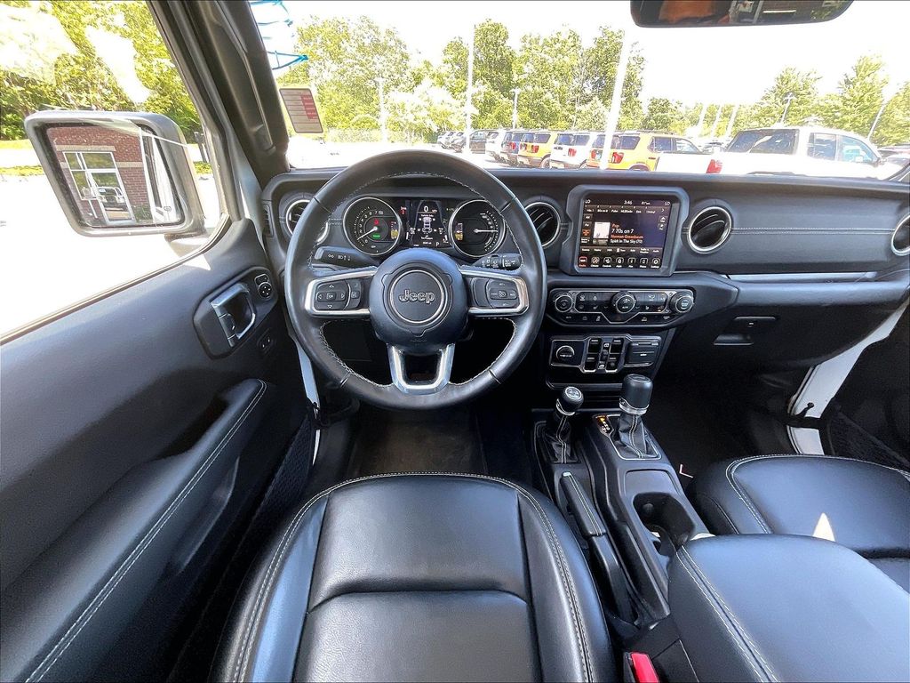 2023 Jeep Wrangler — photo 17