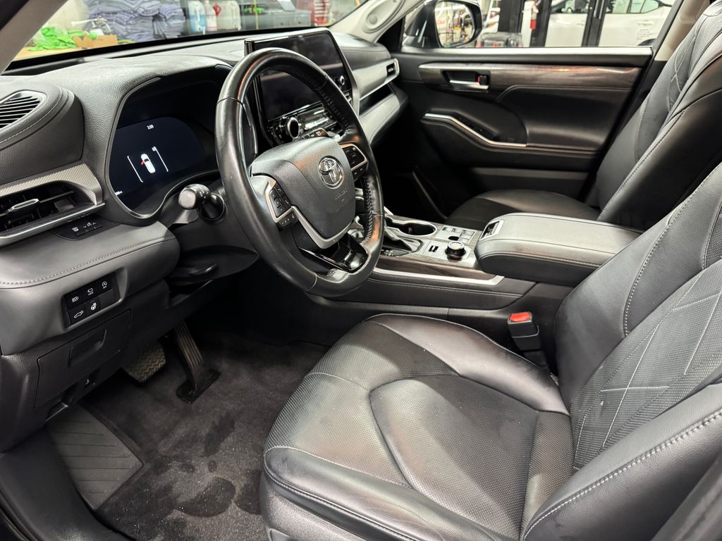 2023 Toyota Highlander Platinum