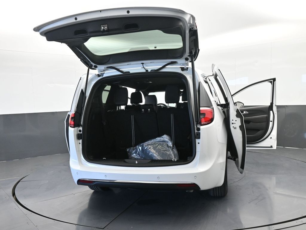 New 2026 Bright White Clearcoat Chrysler Select image 72