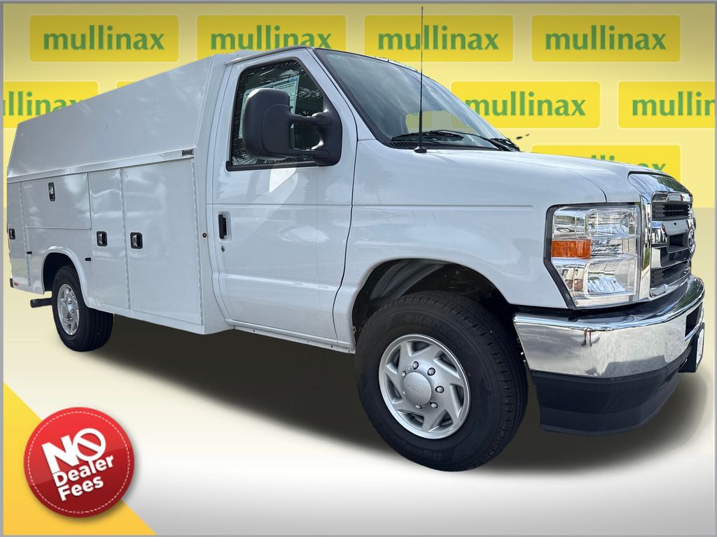 Oxford White 2026 Ford E-Series Chassis Pickup Truck Rear-Wheel Drive 6-Speed Automatic Overdrive