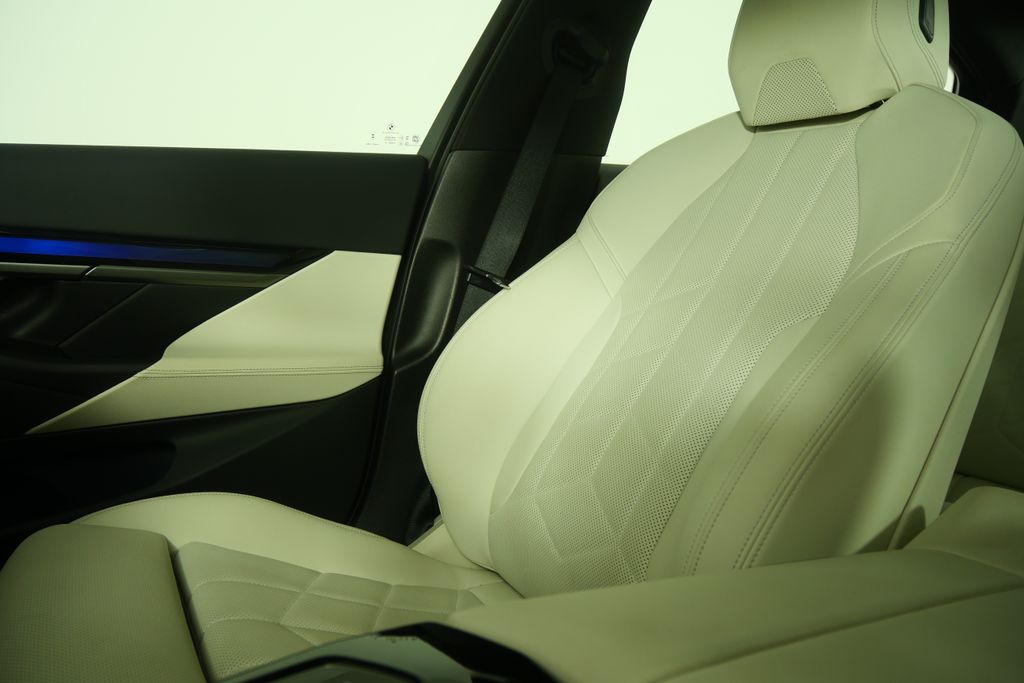 Thumbnail: 2025 BMW 5 Series - 23