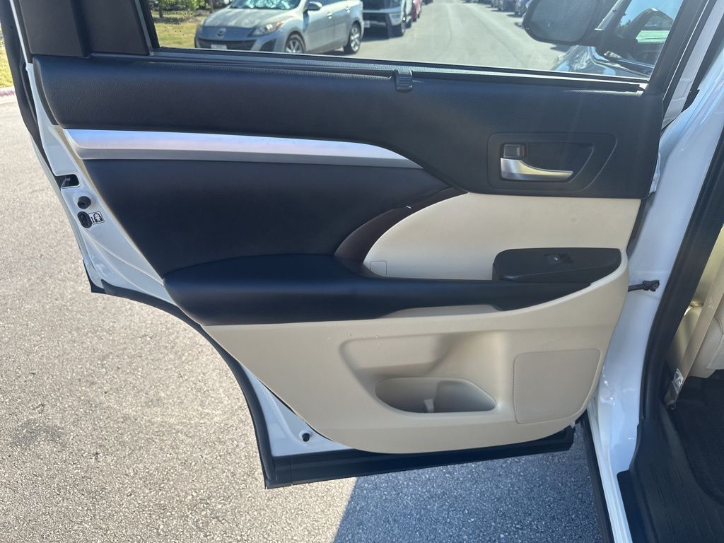 Used Car 2019 Toyota Highlander  Xle For Sale Under $25,000 In Austin, Texas