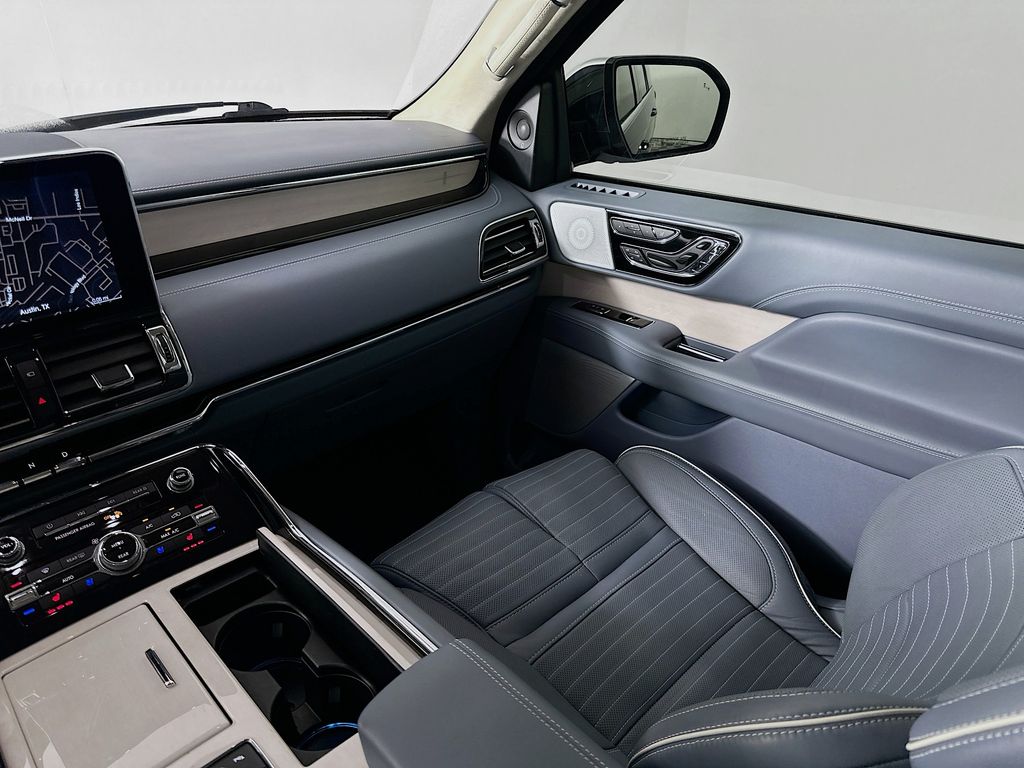 Thumbnail: 2020 Lincoln Navigator L - 23