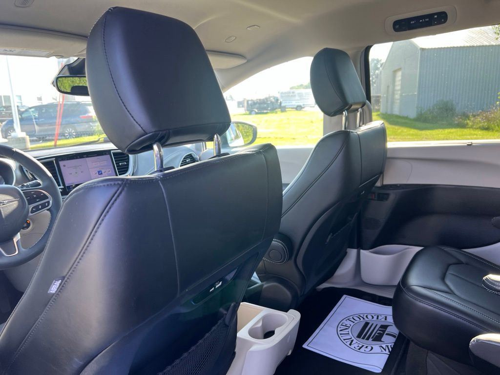 Used 2023 Chrysler Pacifica Van