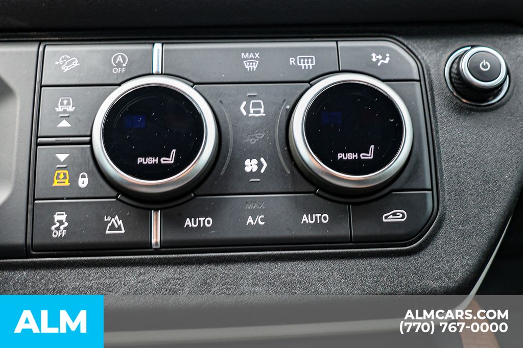Used 2022 White Land Rover X-Dynamic SE image 38