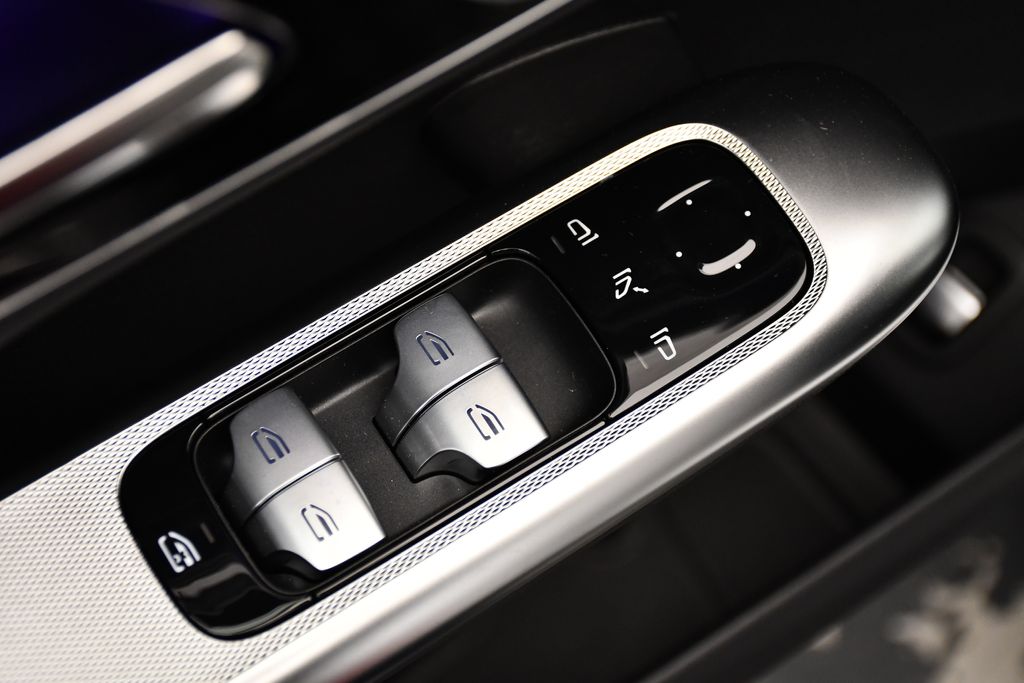 Thumbnail: 2025 Mercedes-Benz GLC - 32