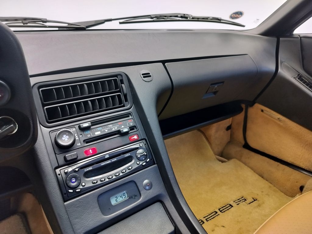 Thumbnail: 1988 Porsche 928 - 17
