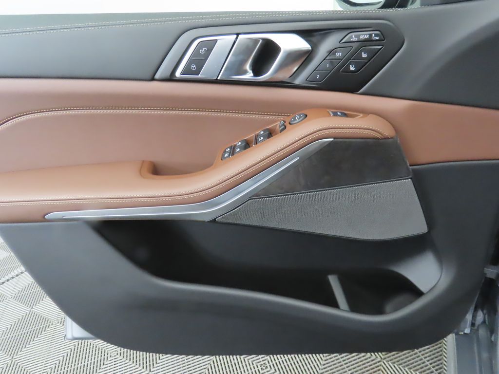 2026 BMW X7 M60i 26
