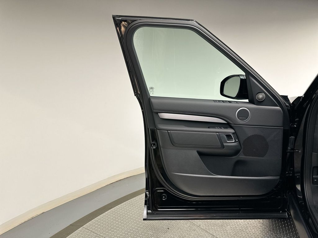 Thumbnail: 2026 Land Rover Discovery - 9
