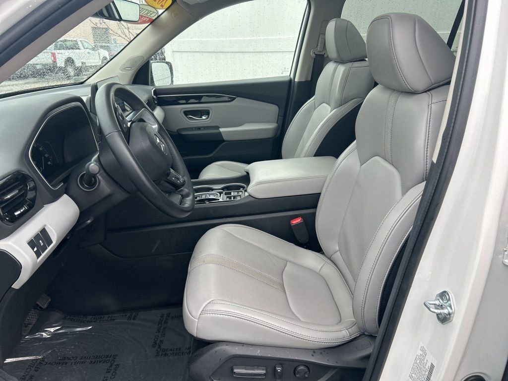 View vehicle photo 7