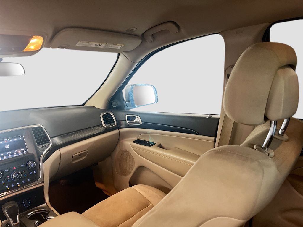 Used 2019 Silver Jeep Laredo image 23