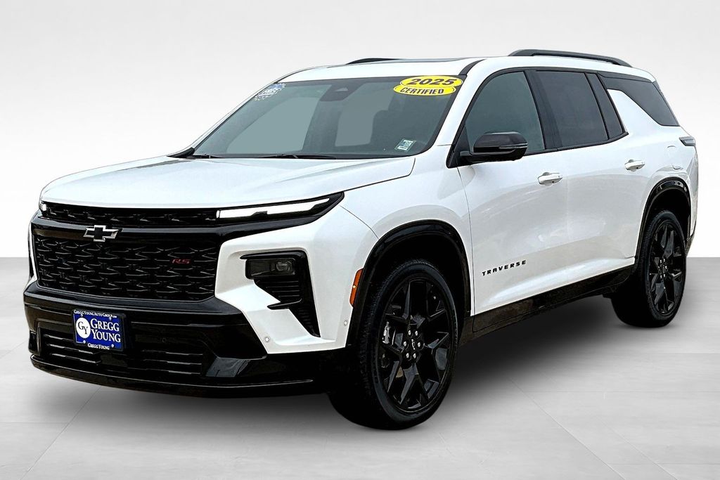 White (Iridescent Pearl Tricoat) 2025 Chevrolet Traverse SUV / Crossover Four-Wheel Drive 8-Speed Automatic