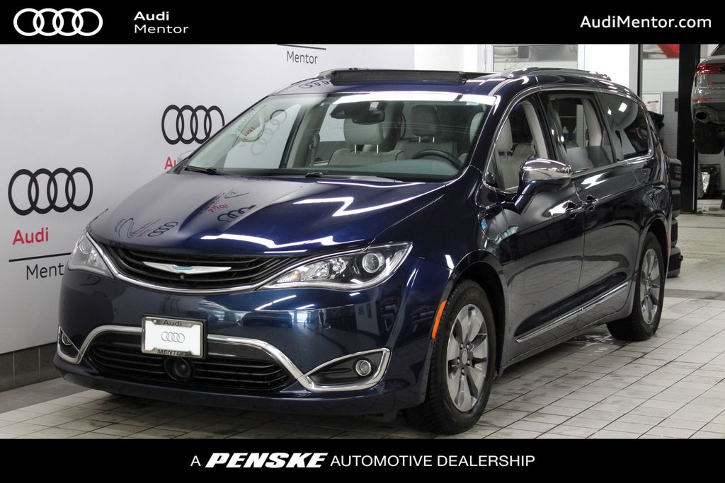 2018 Chrysler Pacifica Hybrid Limited Hero Image