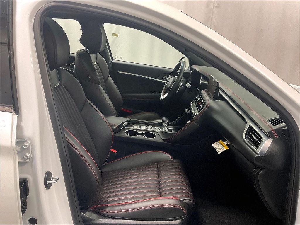 2025 Genesis G70 — photo 11