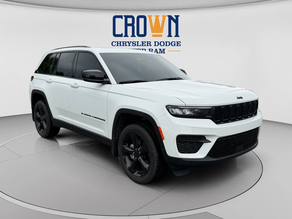 Bright White Clearcoat 2025 Jeep Grand Cherokee Altitude X 4WD SUV / Crossover Four-Wheel Drive 8-Speed Automatic