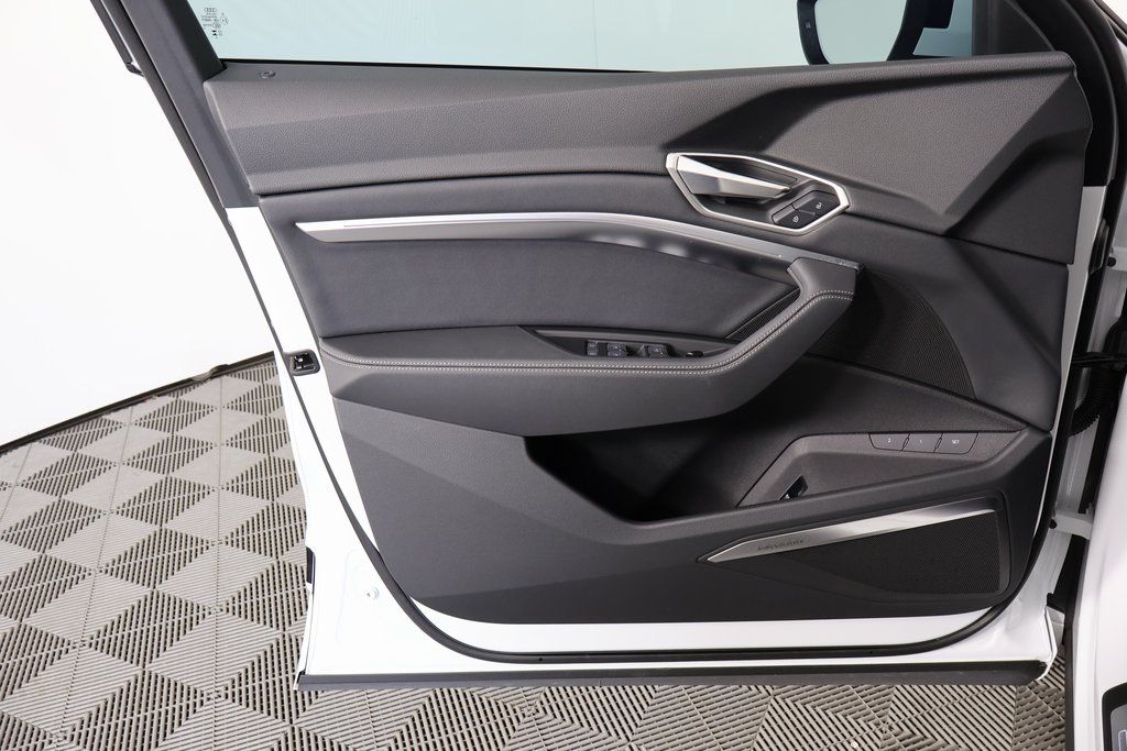 Thumbnail: 2024 Audi Q8 e-tron - 12