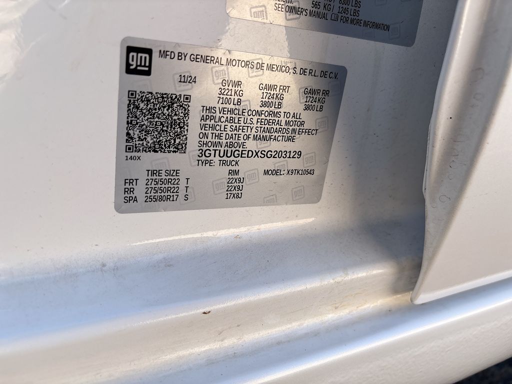 Used 2025 White GMC Denali image 34