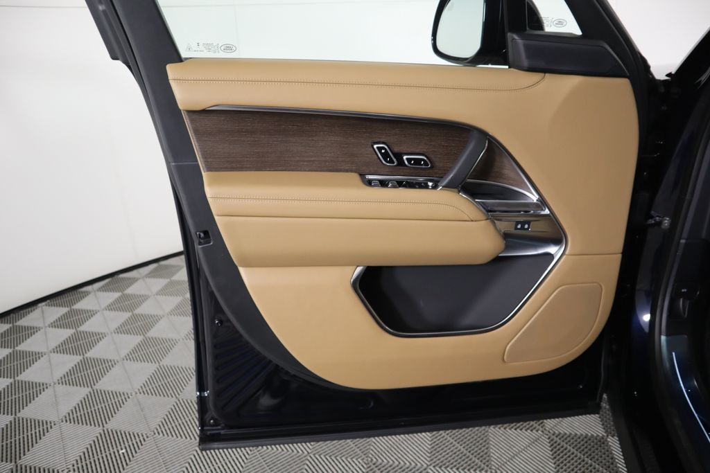 2025 Land Rover Range Rover SE 25