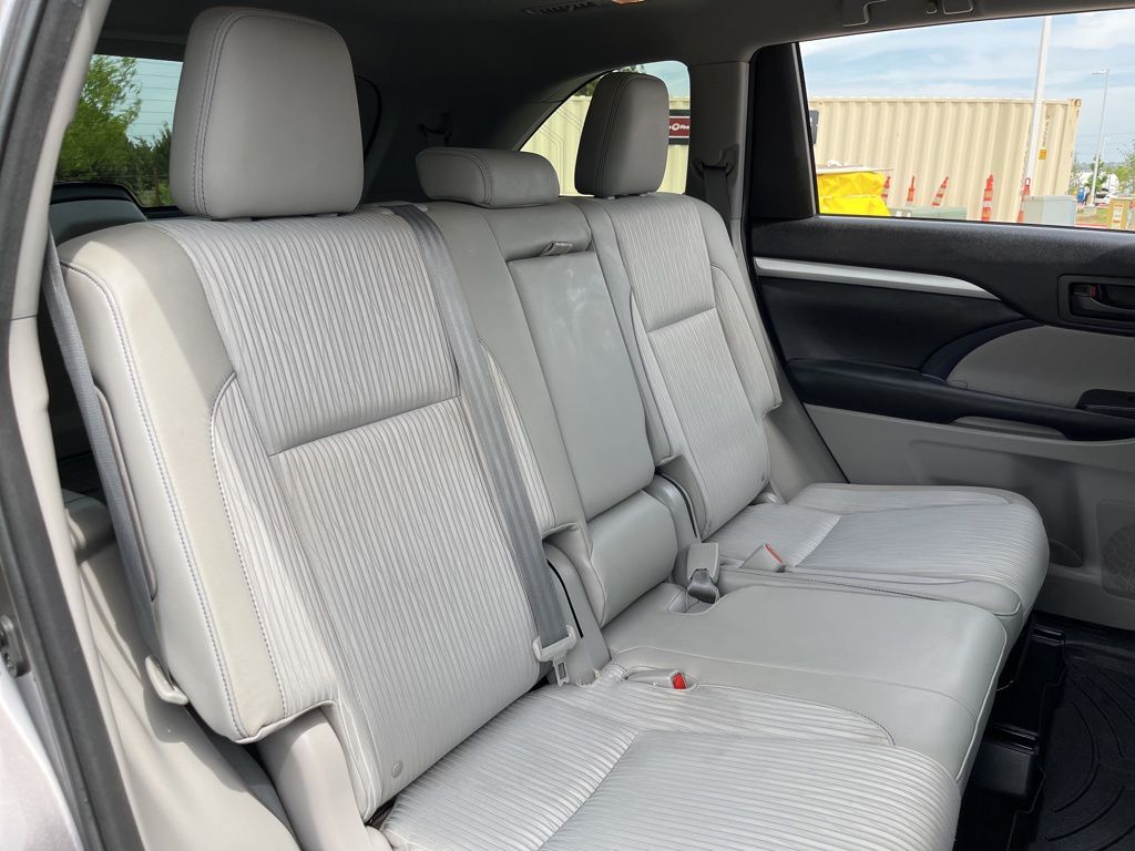 2015 Toyota Highlander  27