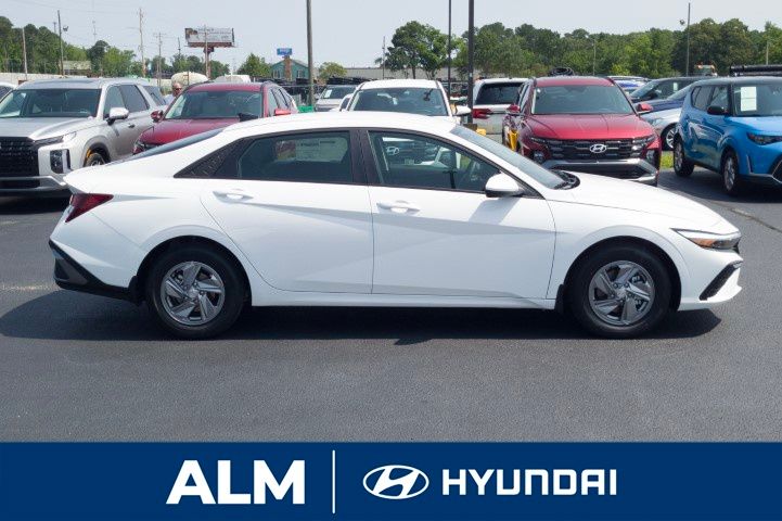 New 2026 White Hyundai SE image 5
