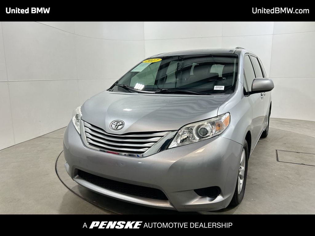 2017 Toyota Sienna LE -
                Roswell, GA