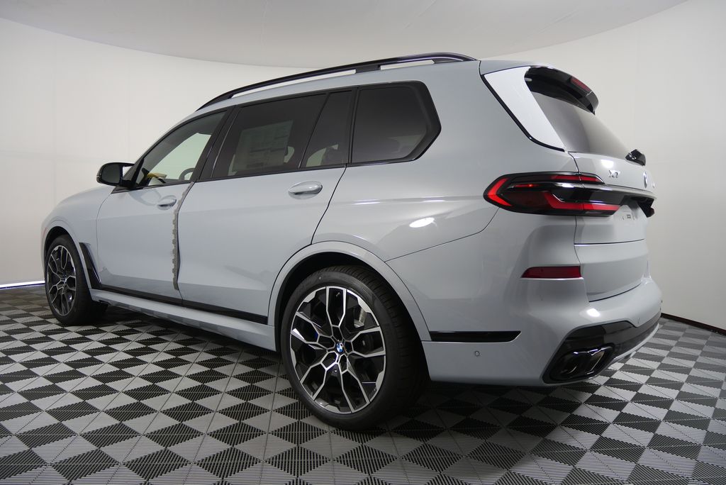 2026 BMW X7 M60i 5