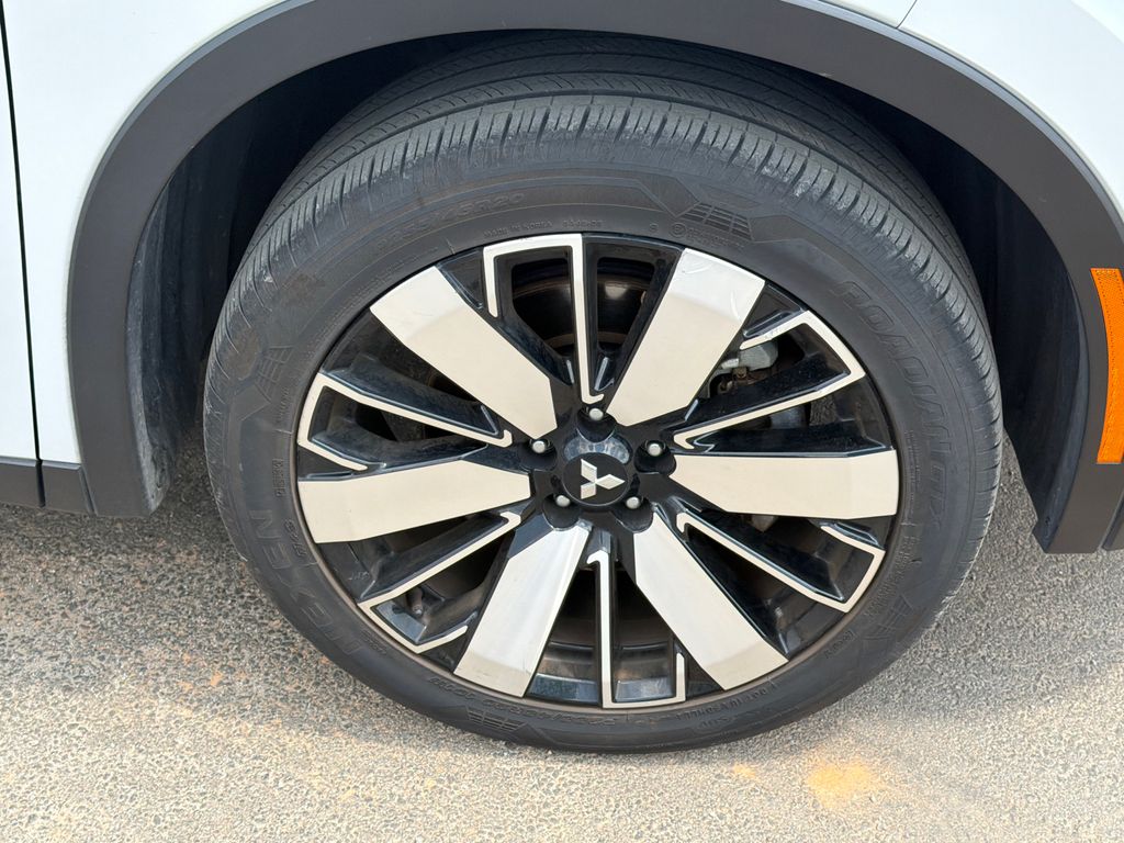 Used 2025 White Mitsubishi SE image 12