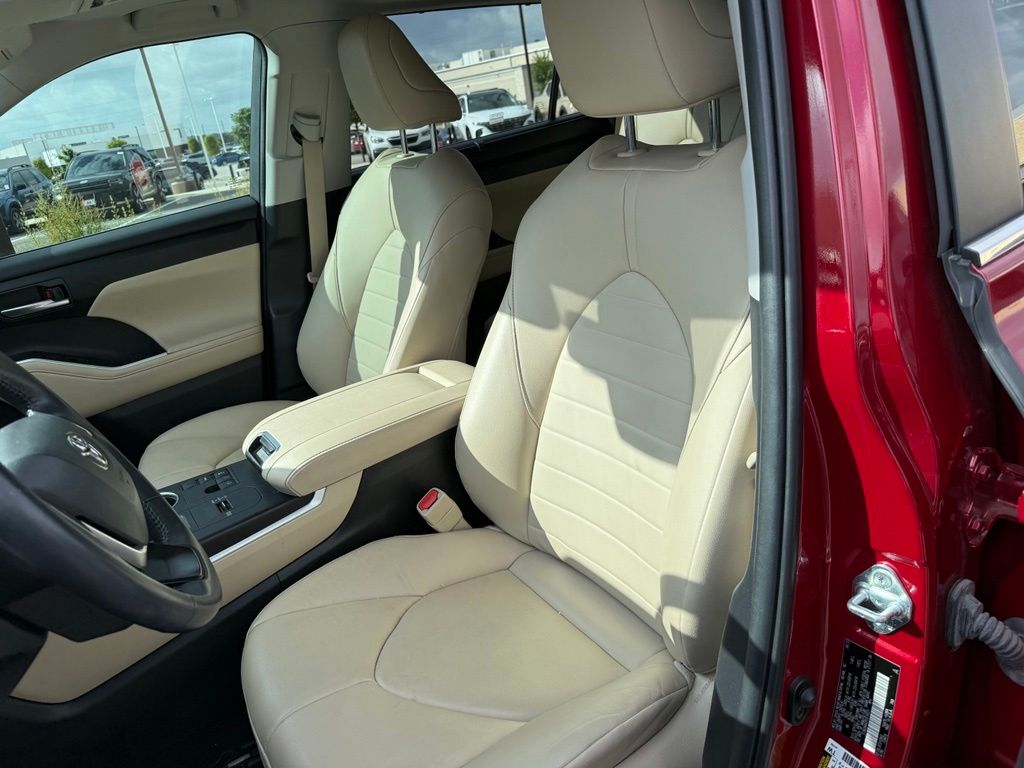 Thumbnail: 2023 Toyota Highlander - 8