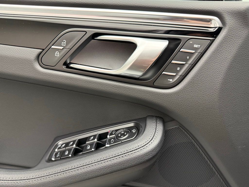 Thumbnail: 2026 Porsche Macan - 21