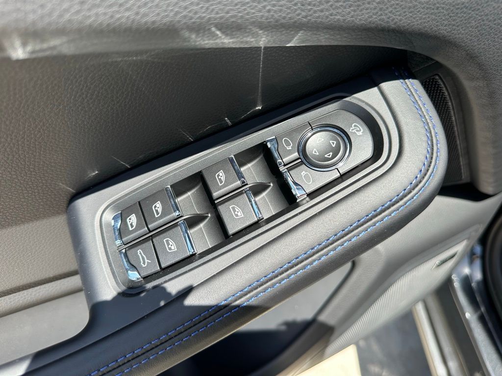 Thumbnail: 2026 Porsche Macan - 21