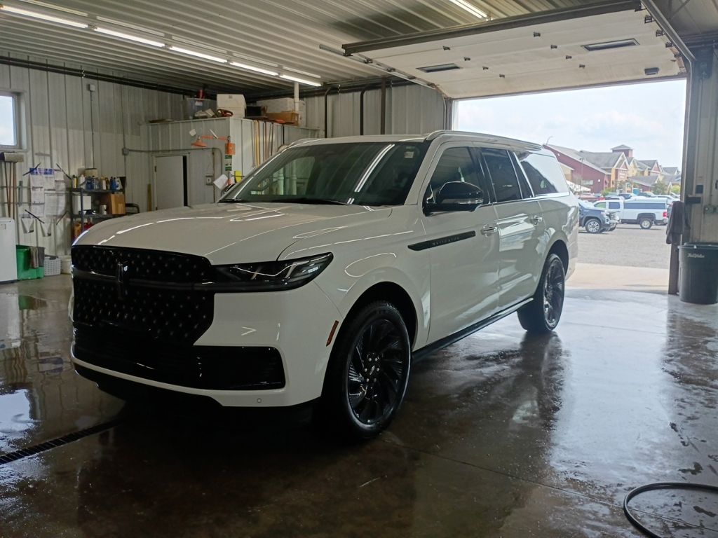White Metallic 2025 Lincoln Navigator SUV / Crossover Four-Wheel Drive Automatic