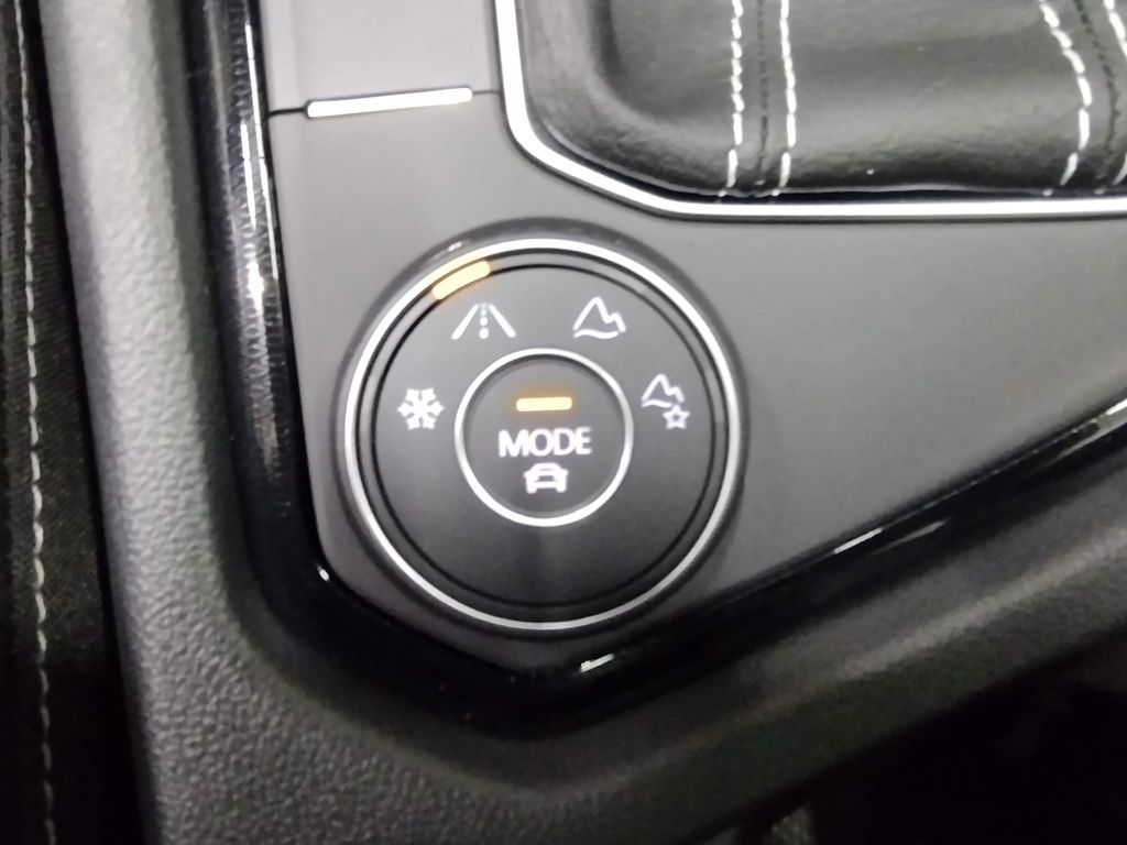 2025 Volkswagen Taos 1.5T SE Black