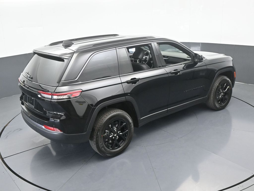 New 2026 Diamond Black Crystal Pearlcoat Jeep Laredo image 45
