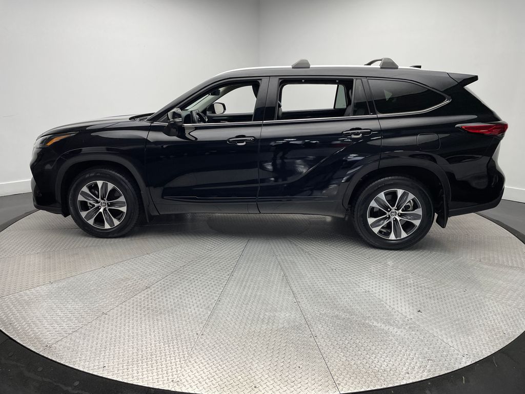 Thumbnail: 2022 Toyota Highlander - 8