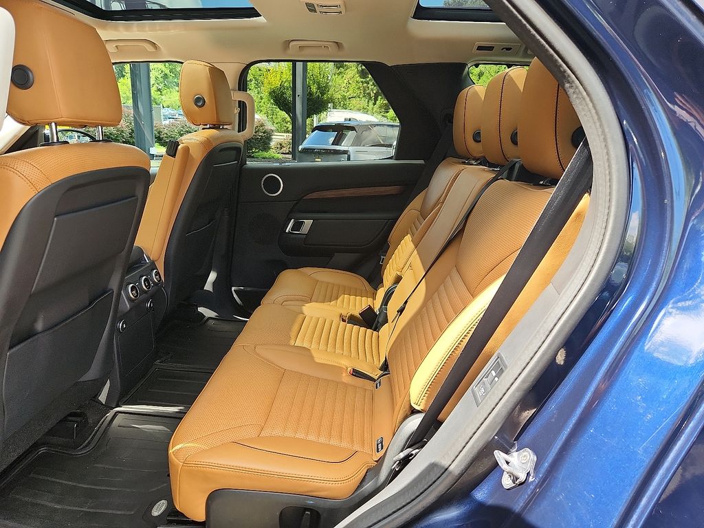 Thumbnail: 2020 Land Rover Discovery - 10