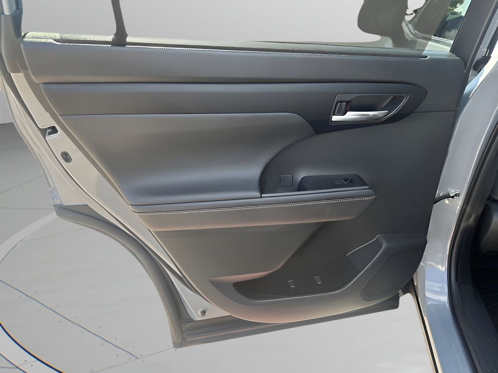 Used Car 2023 Toyota Highlander Hybrid  Bronze Edition For Sale Under $40,000 In Austin, Texas