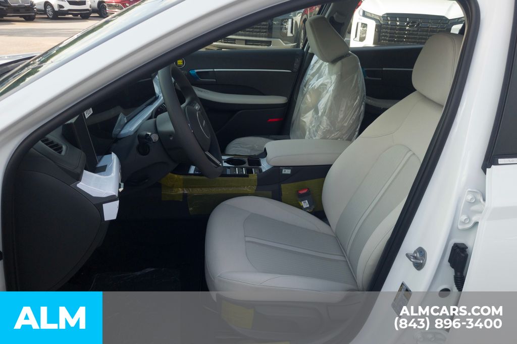 Used 2025 White Hyundai SE image 14