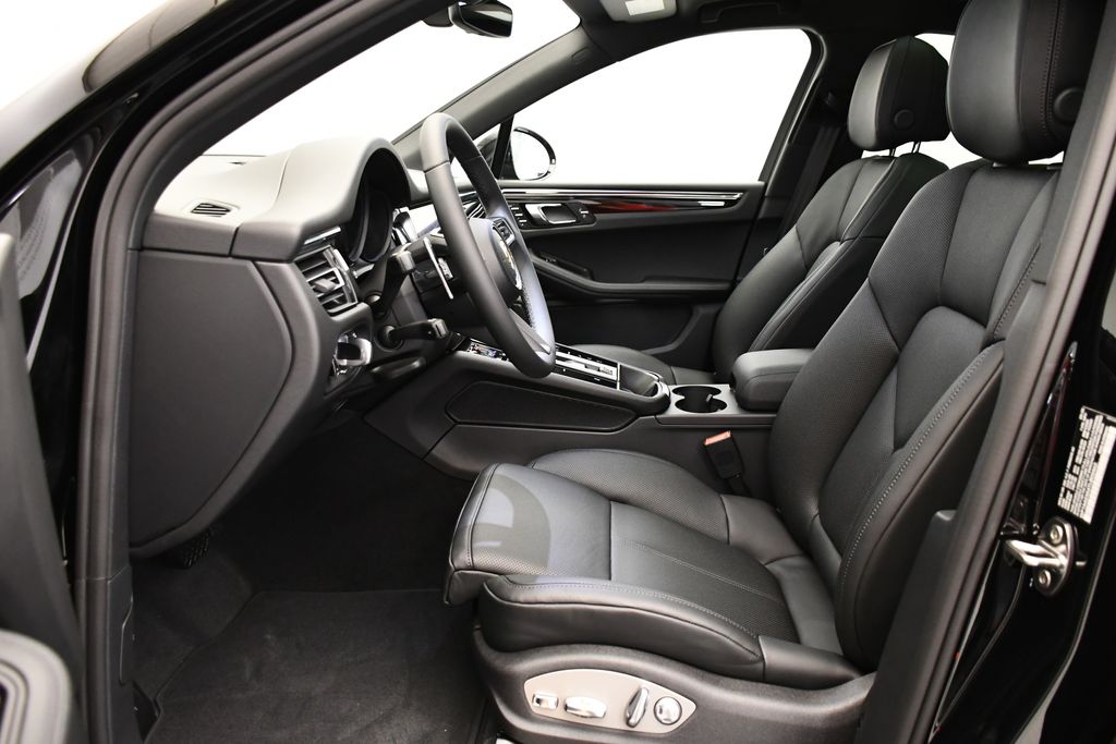 Thumbnail: 2026 Porsche Macan - 5