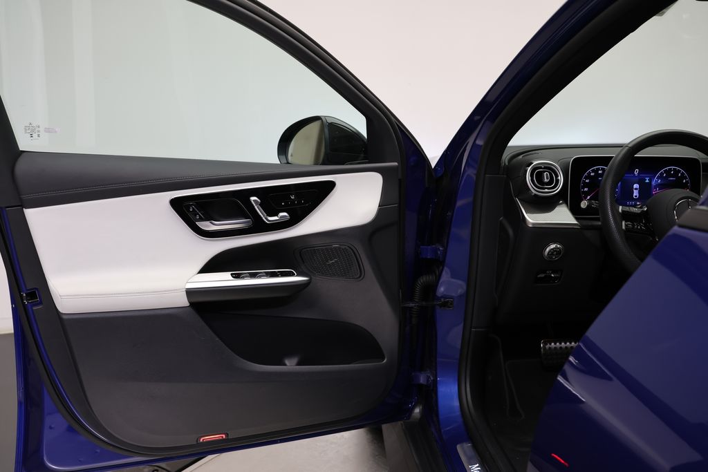 Thumbnail: 2025 Mercedes-Benz GLC - 31